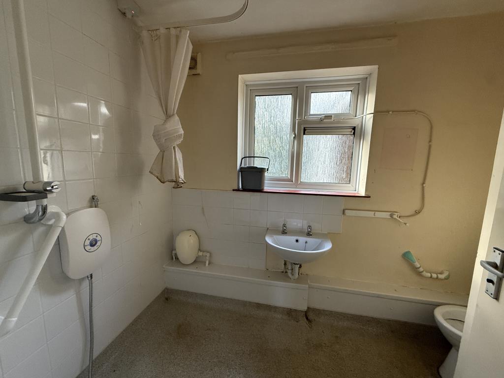 Lot: 71 - GROUND FLOOR FLAT FOR IMPROVEMENT - Shower Room in flat in need of improvement